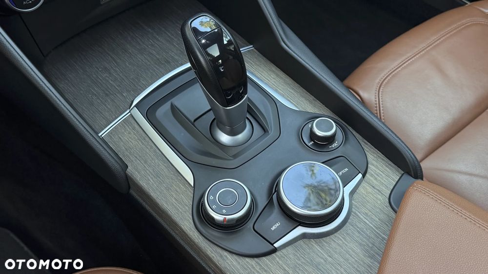 Alfa Romeo Giulia 2.0 Turbo 16V AT8-Q4 Ti - 33