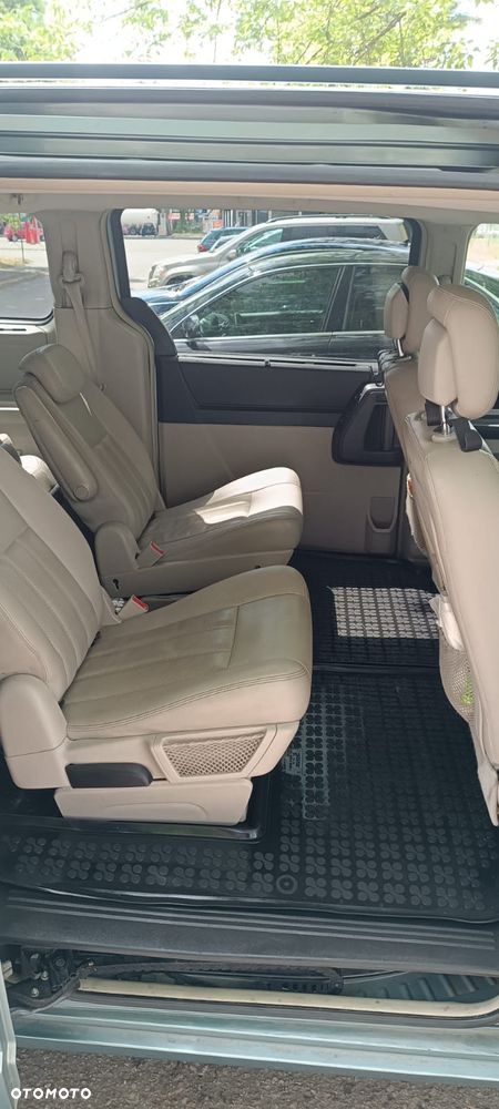 Chrysler Town & Country - 4