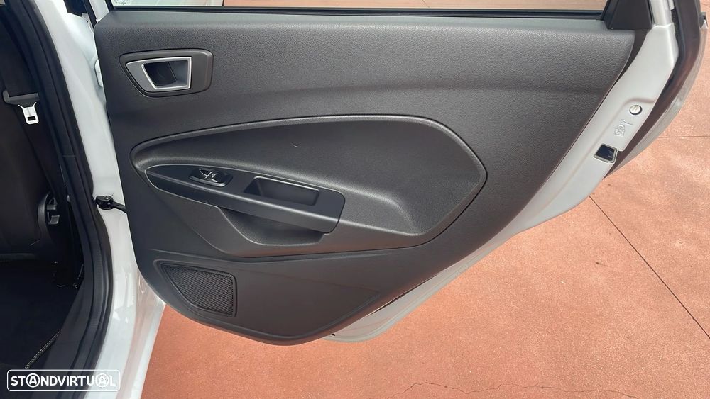 Ford Fiesta 1.0 EcoBoost S&S TITANIUM - 19