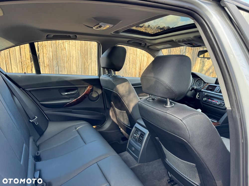 BMW Seria 3 328i xDrive Sport Line - 14