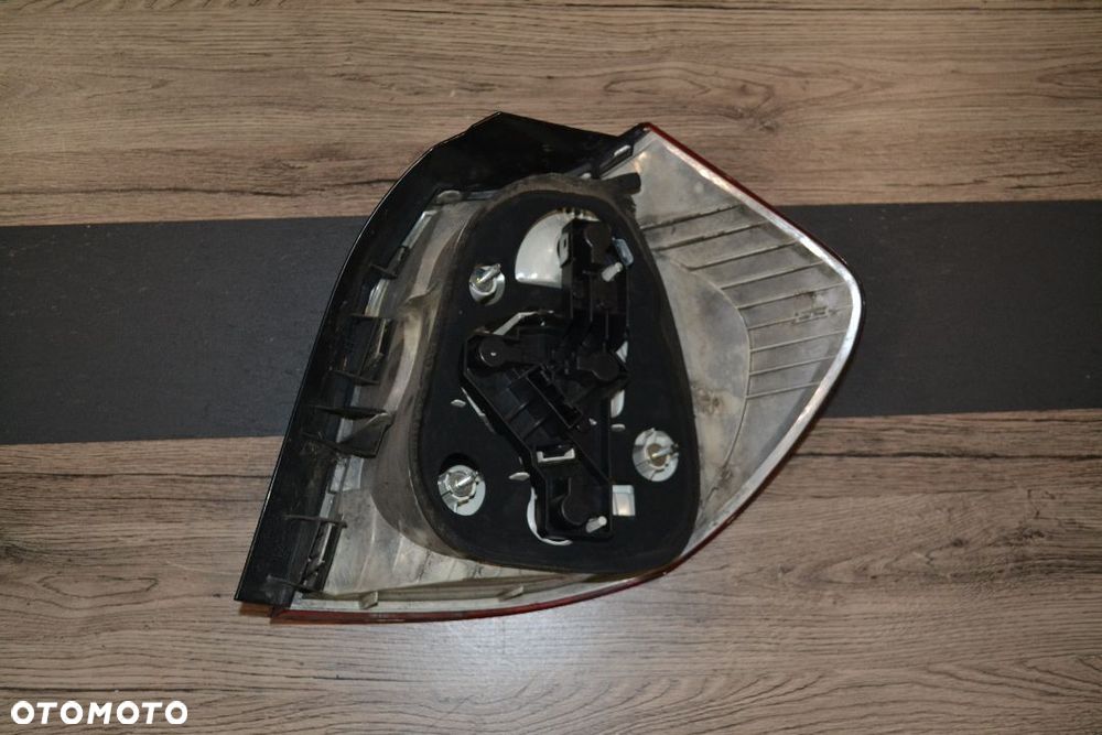BMW E81 E87 LAMPA TYŁ TYLNA LEWA KOMPLETNA Z WKŁADEM - 2