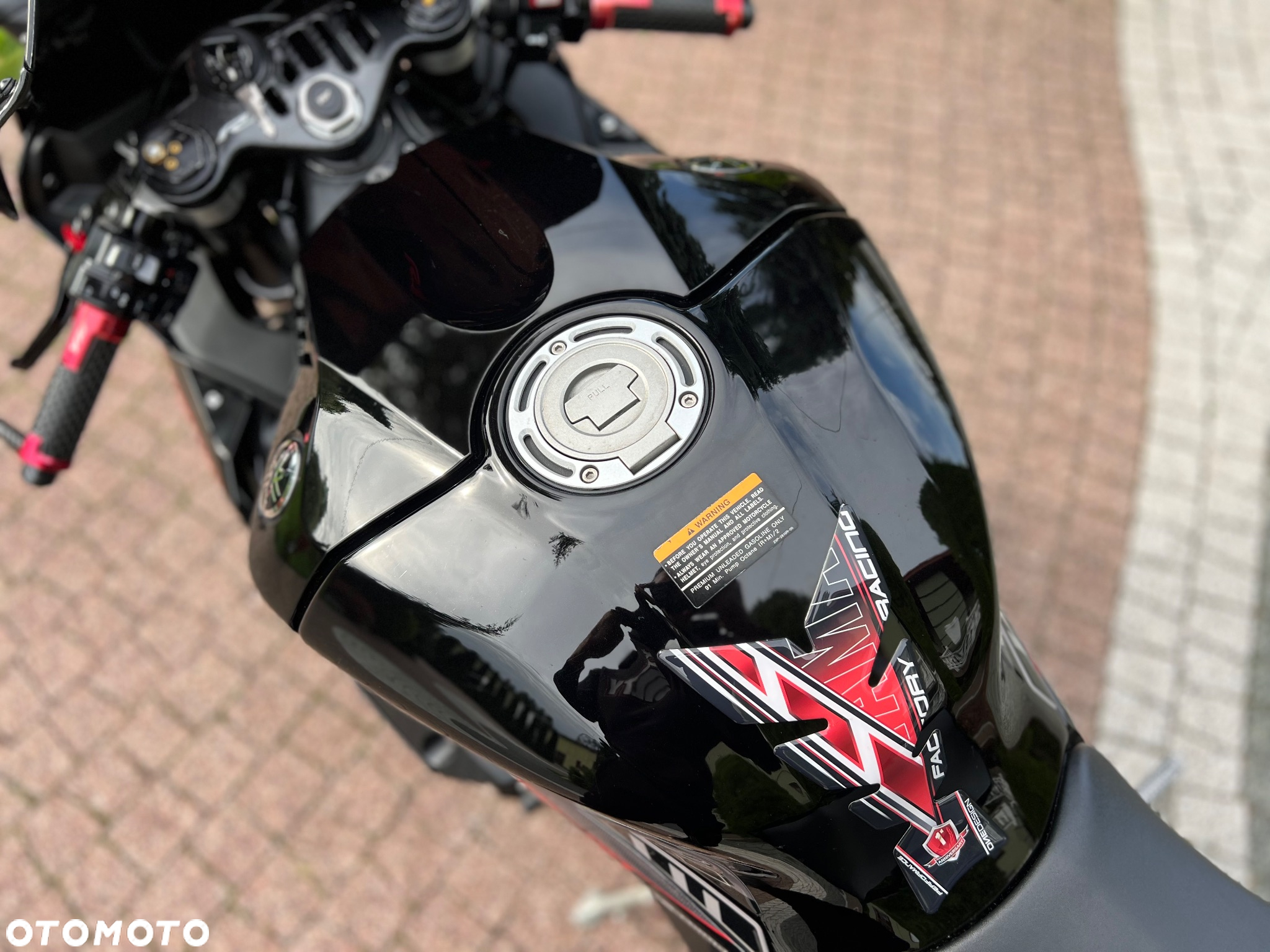 Yamaha R1 - 32