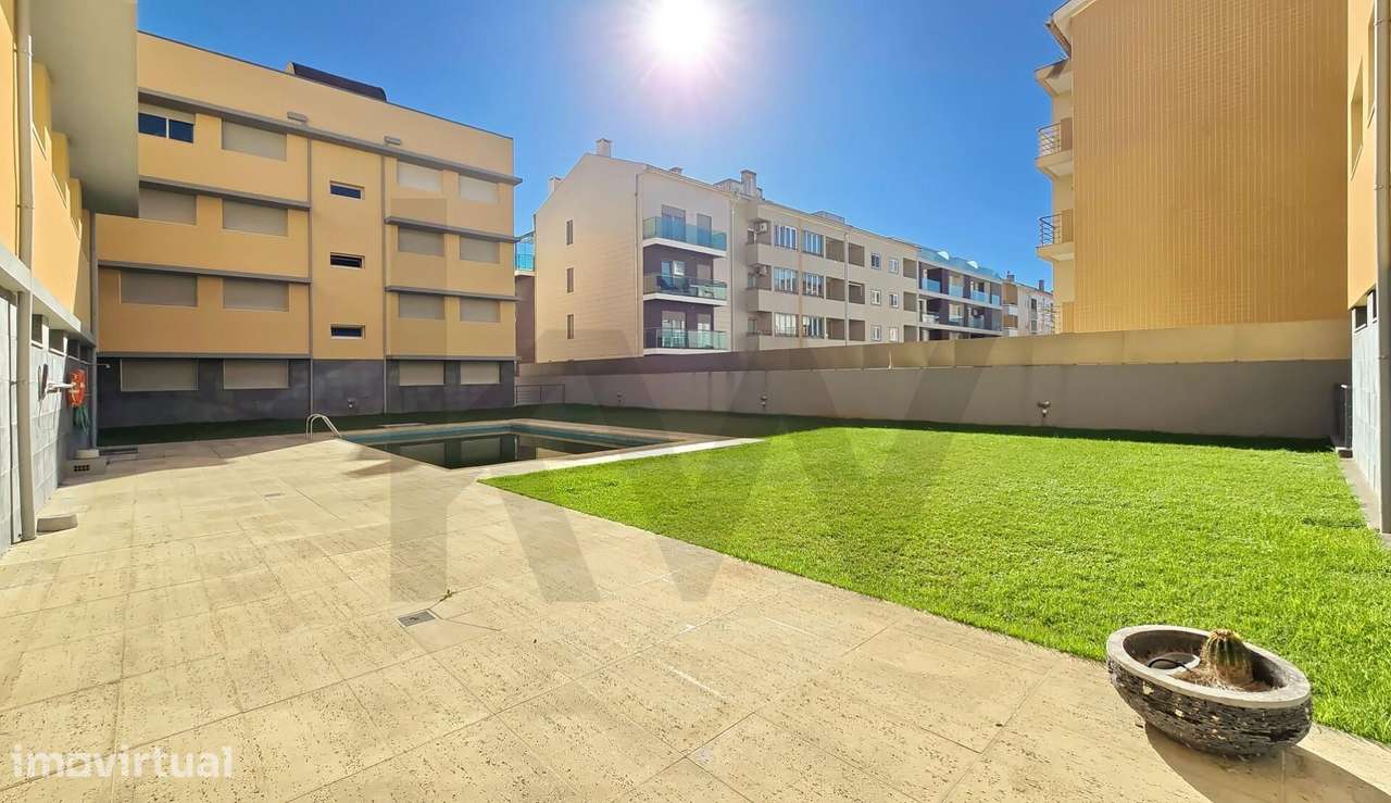 Apartamento T1+1 na Praia da Barra com Piscina e Garagem