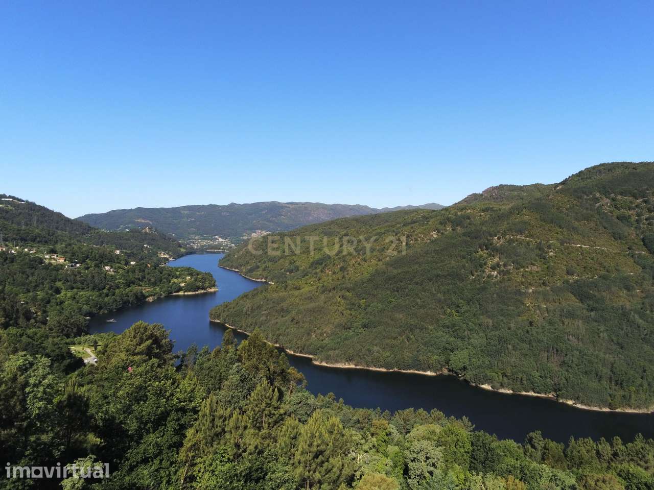 Moradia de Luxo T3 nova , na zona Gerês, com vistas rio - Grande imagem: 2/25