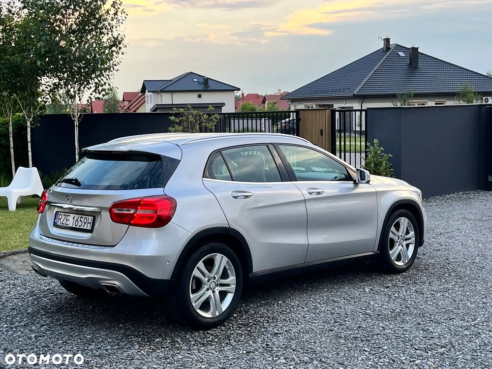 Mercedes-Benz GLA 180 - 9