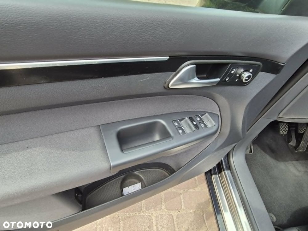 Volkswagen Touran 2.0 TDI DPF Highline - 32