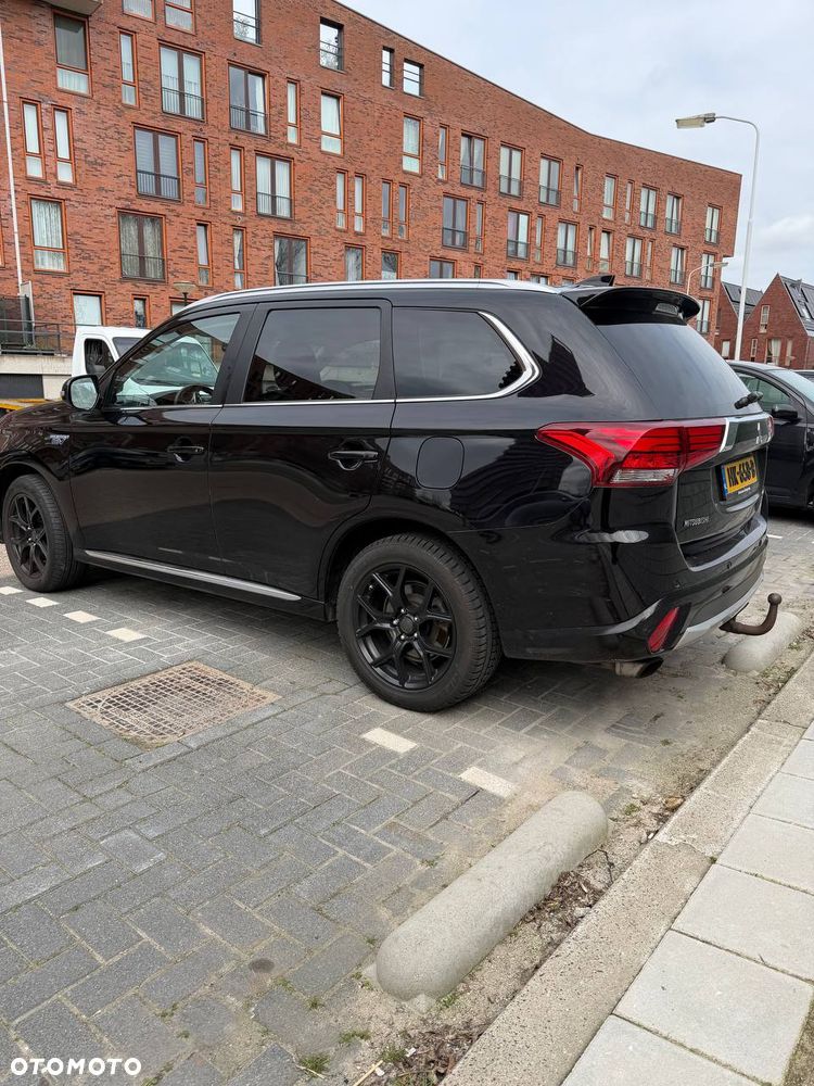 Mitsubishi Outlander Instyle NAVI + - 40