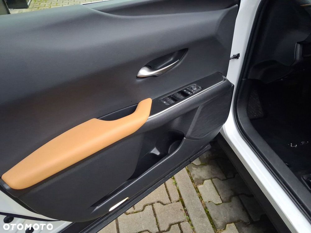 Lexus UX 300h Business - 17