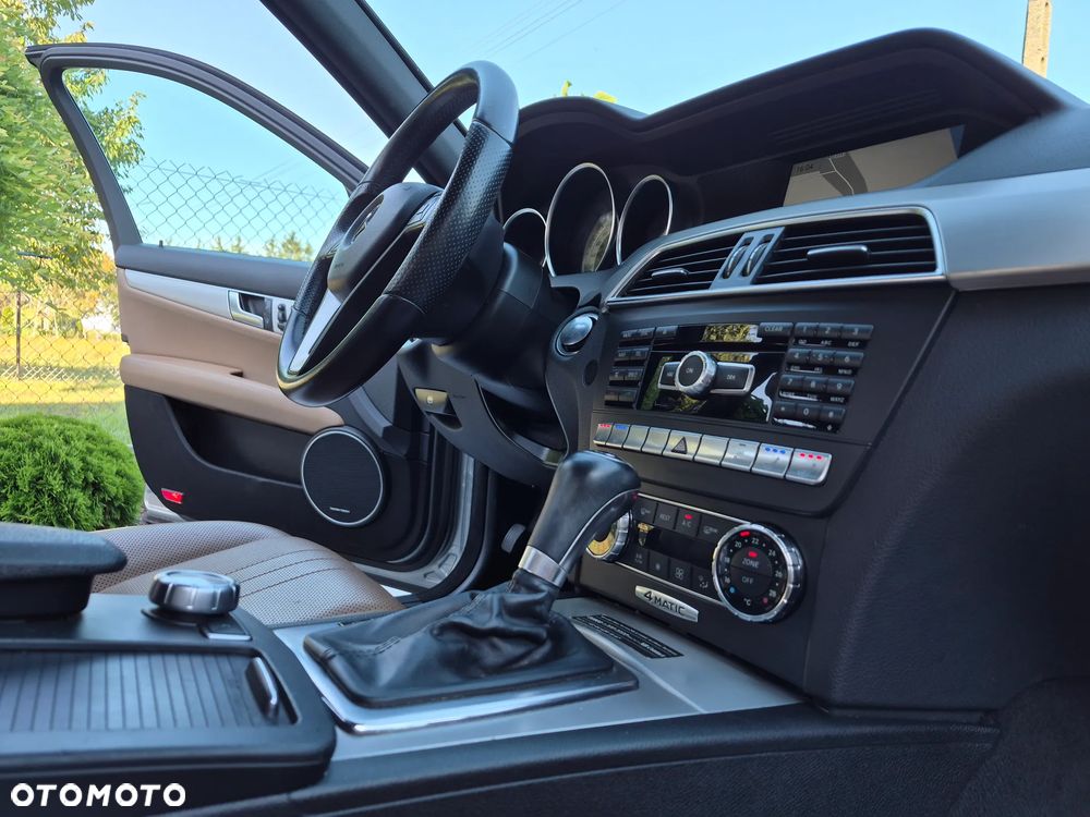 Mercedes-Benz Klasa C 300 CDI BlueEff 4-Matic Avantgarde - 34