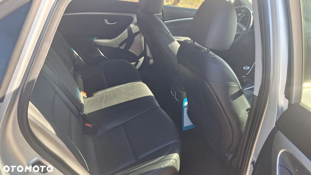 Hyundai i30 blue 1.6 CRDi Premium - 16