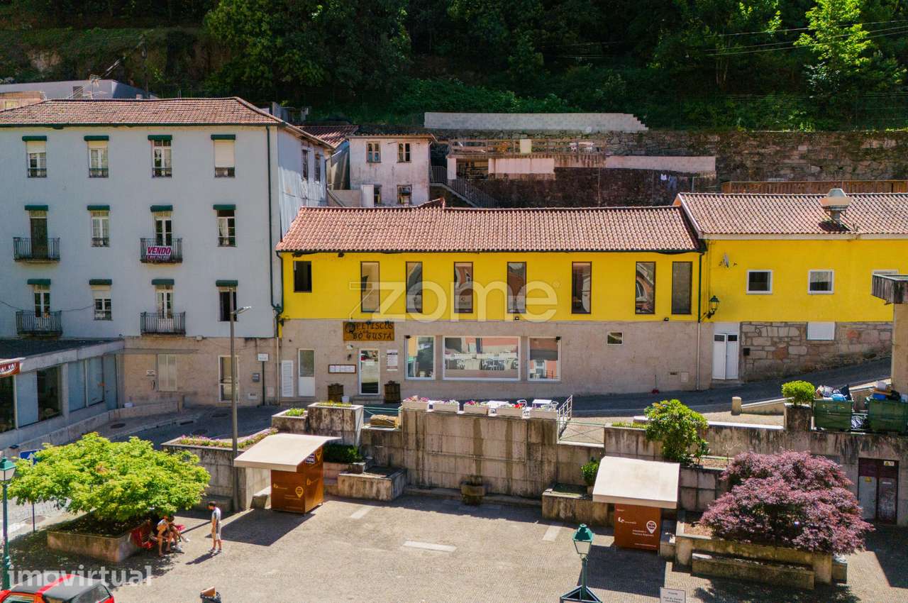 Prédio no Centro da Vila do Gerês - Grande imagem: 3/47