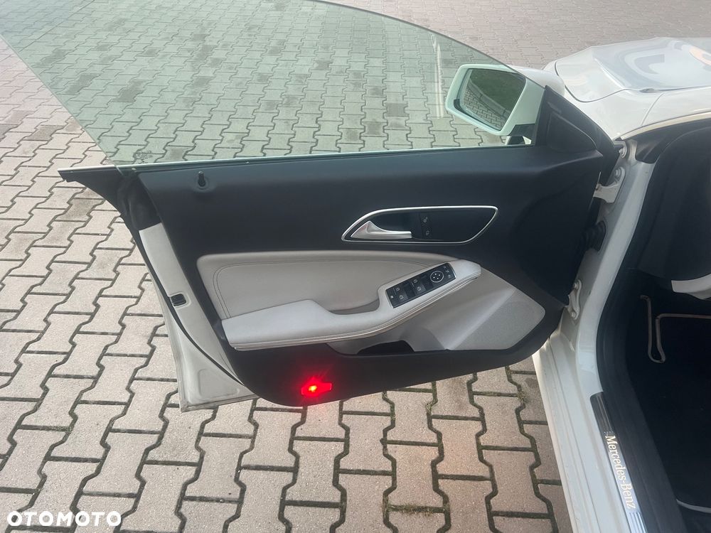 Mercedes-Benz CLA 180 7G-DCT UrbanStyle Edition - 10