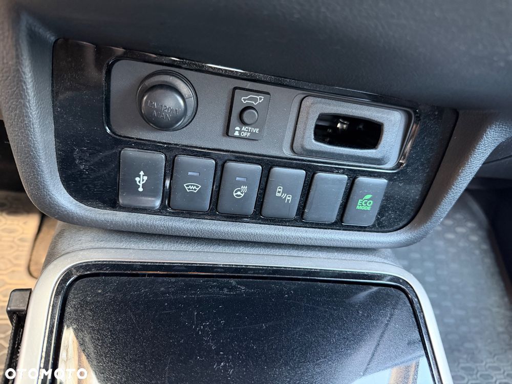 Mitsubishi Outlander 2.0 Instyle + 4WD CVT - 32