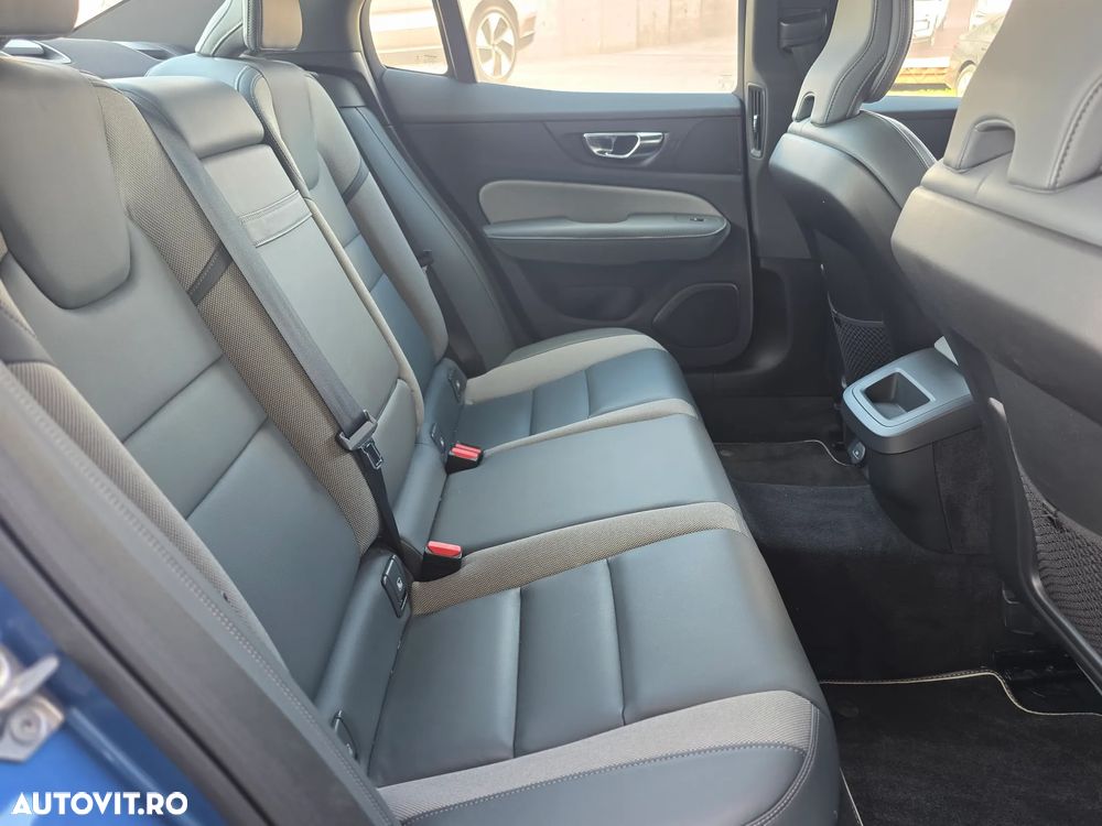 Volvo S60 B4 MHEV AT Plus Dark - 32