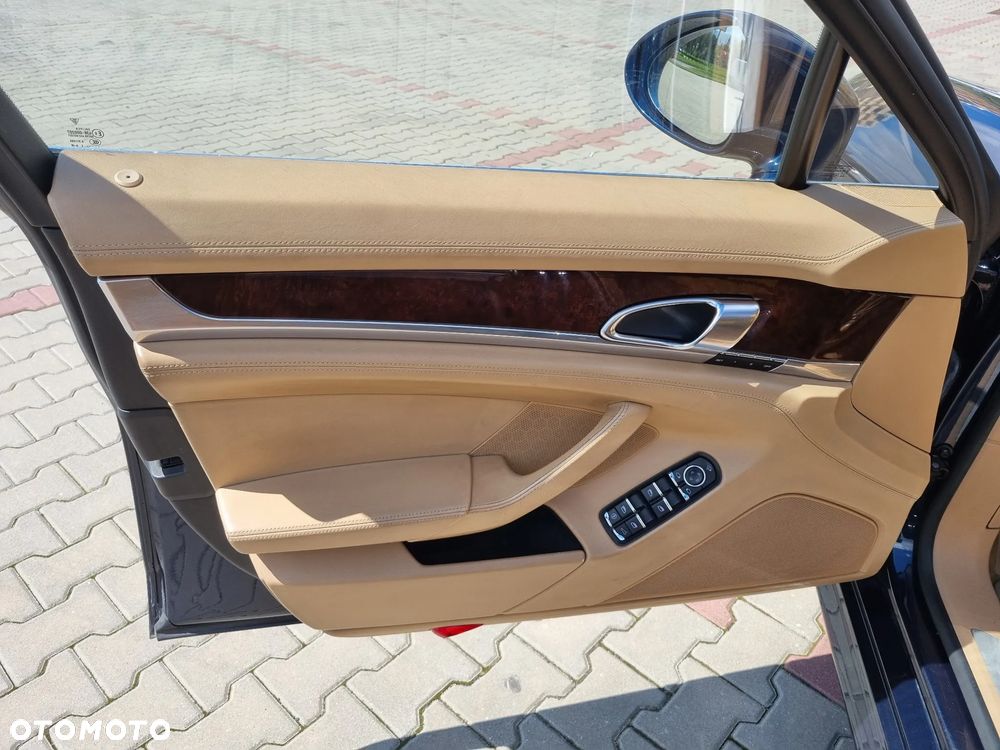 Porsche Panamera 4S - 28