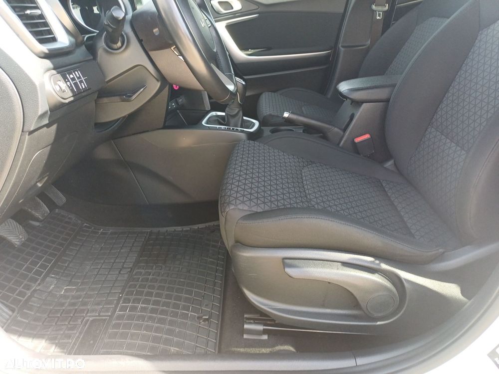 Kia Ceed - 11