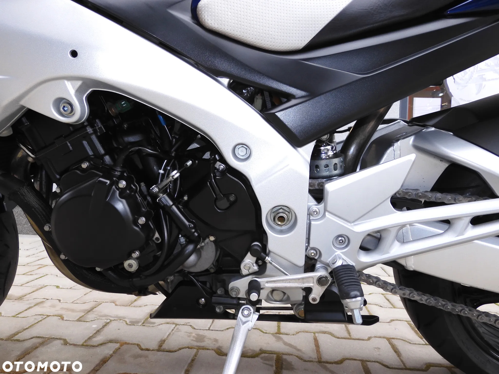 Suzuki GSR - 33