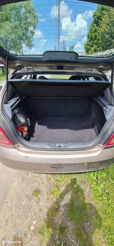 Nissan Almera 1.5 Base - 13