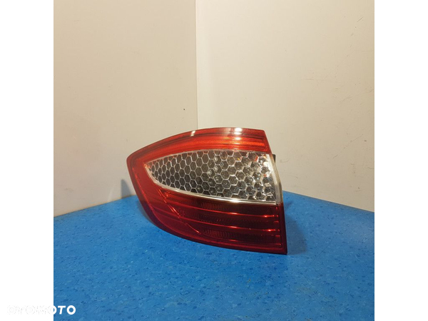 FORD MONDEO MK4 KOMBI LAMPA TYŁ LEWA ZEWNĘTRZNA