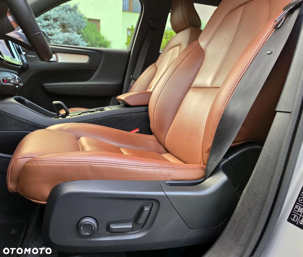 Volvo XC 40 B3 B DKG Plus Black Edition - 24