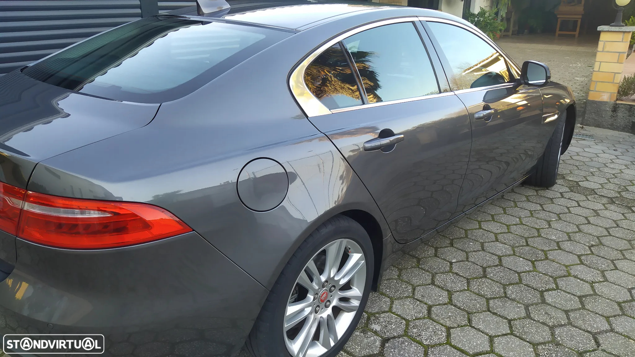 Jaguar XE 2.0 D Prestige Aut. - 2