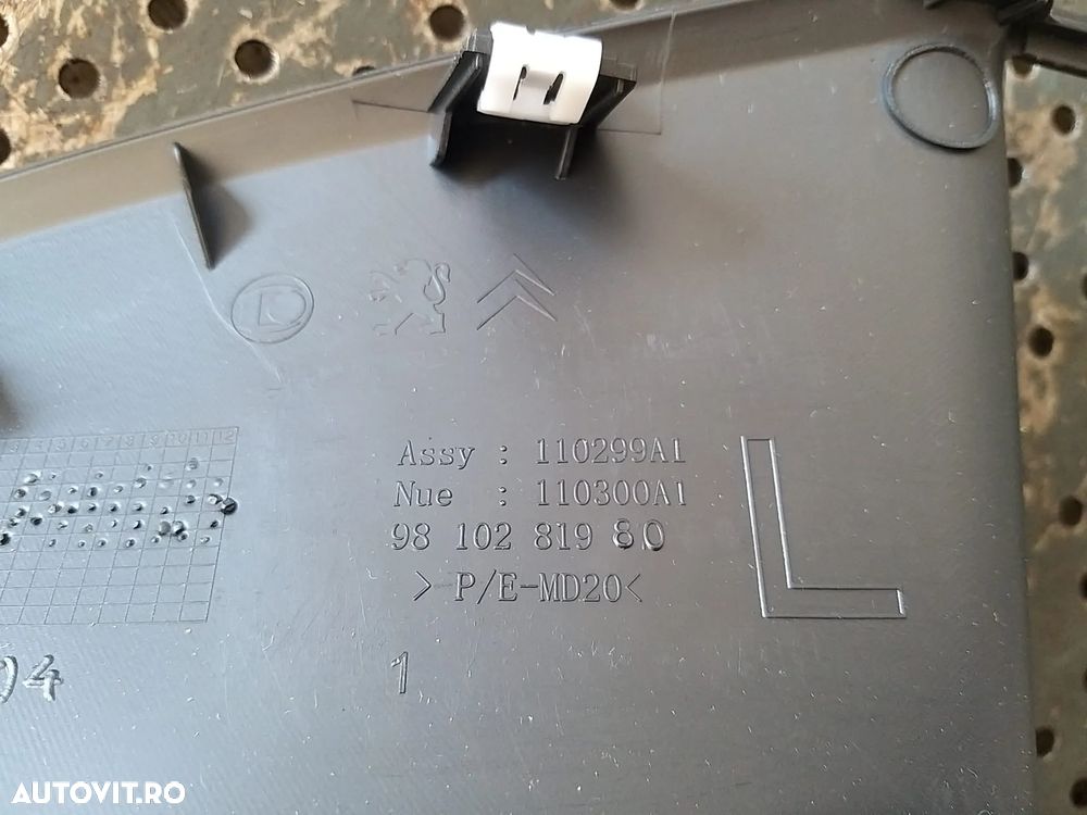 Trim ornament stanga bord peugeot 5008 2 9810281980 - 2