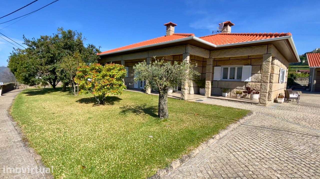 Moradia em Pedra com 1.200 m2 de Terreno – Próxima do Douro - Grande imagem: 2/51