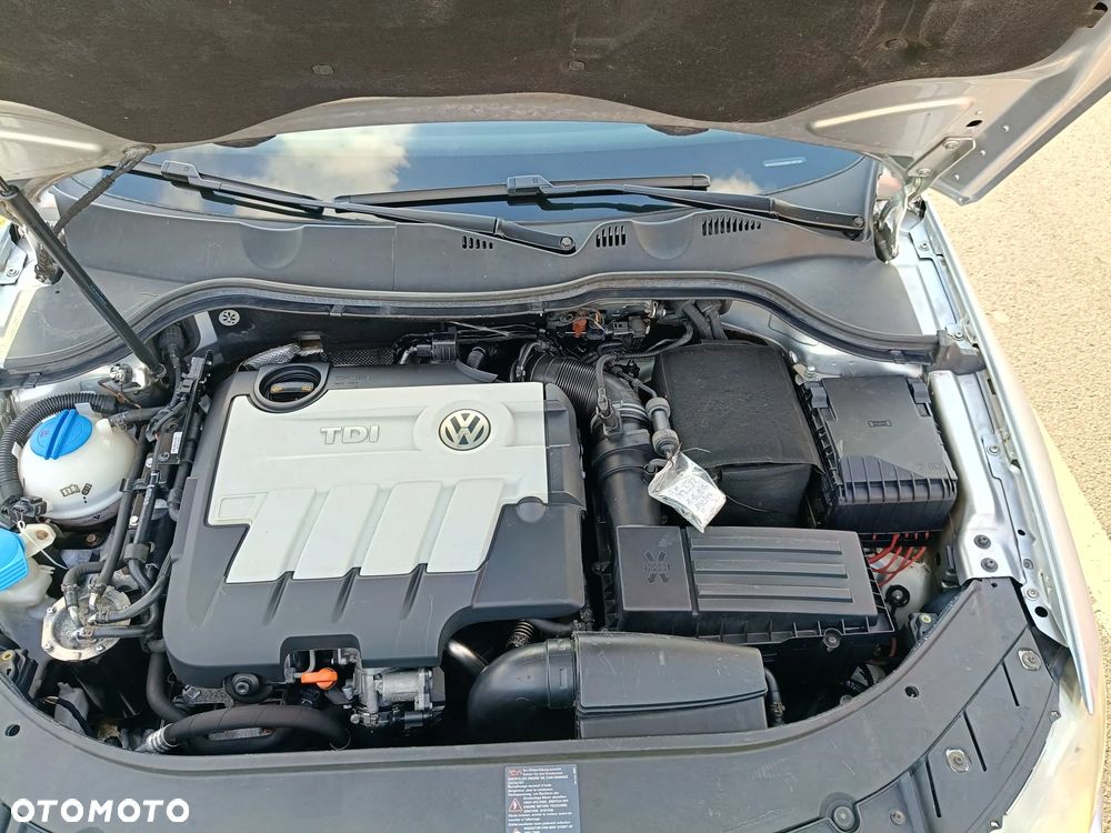 Volkswagen Passat 2.0 TDI DPF Highline - 13