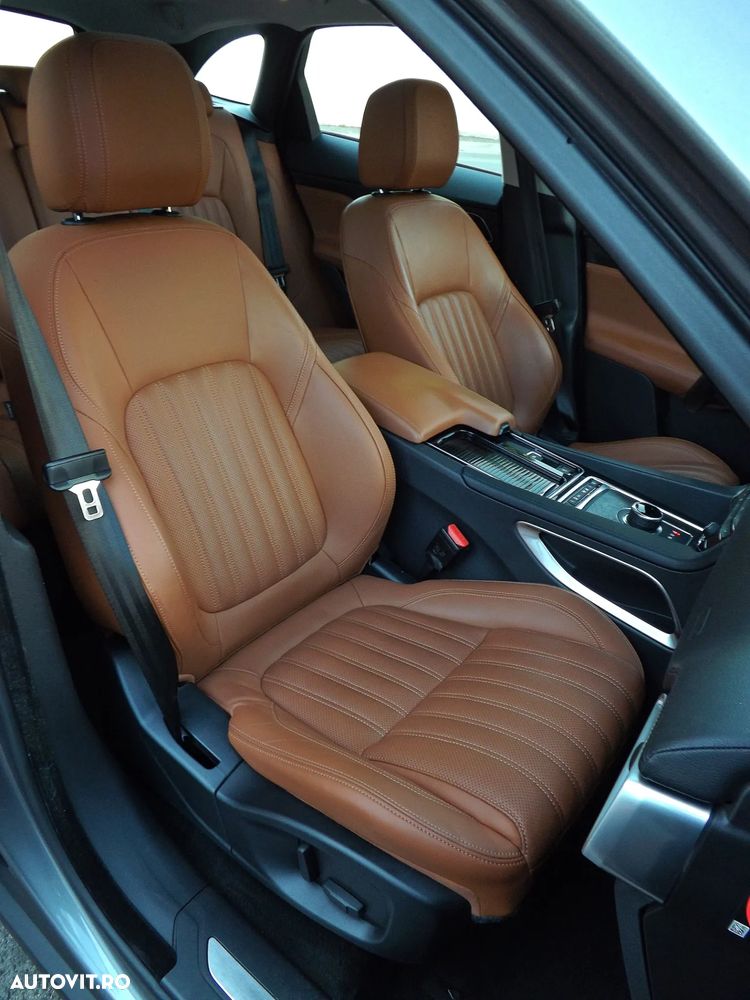 Jaguar F-Pace 25d AWD Portfolio - 11