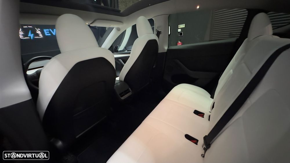 Tesla Model Y Long Range Dual Motor AWD - 39