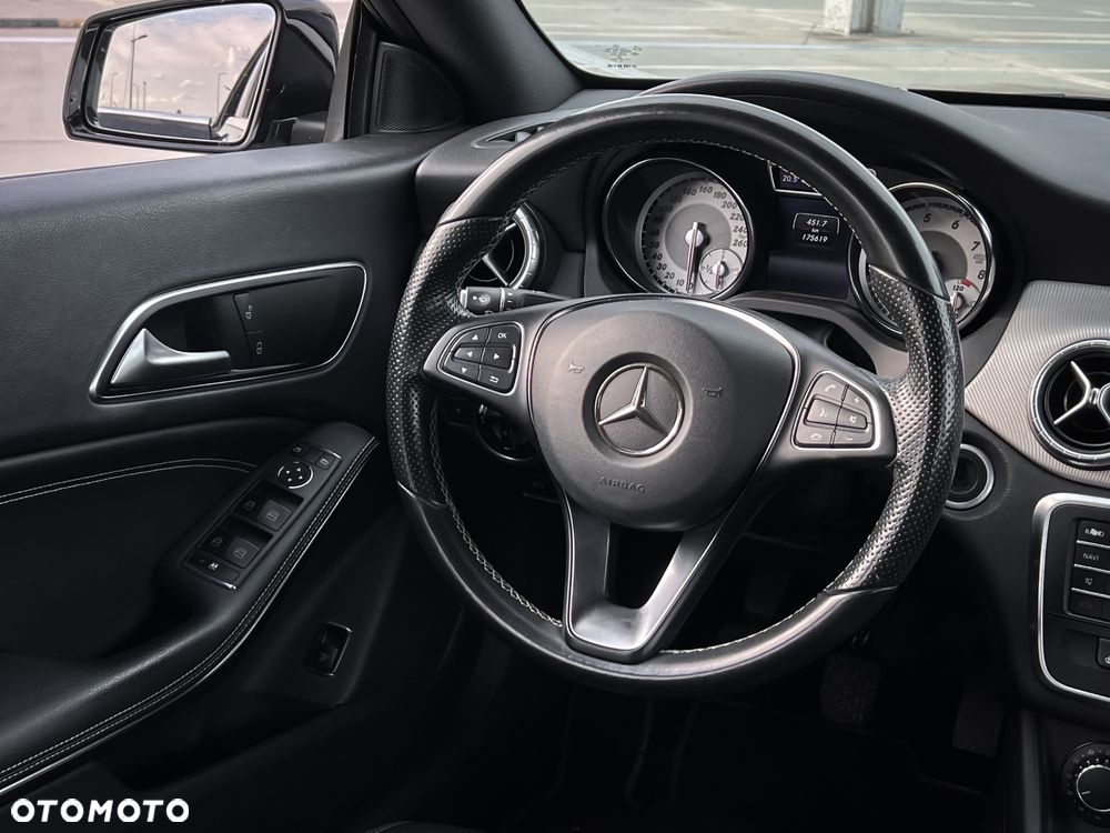 Mercedes-Benz CLA 180 AMG Line - 21