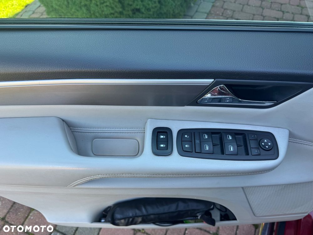 Volkswagen Routan - 10