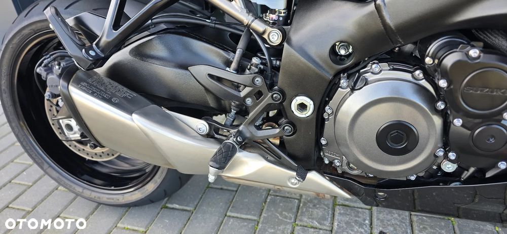 Suzuki GSX - 13