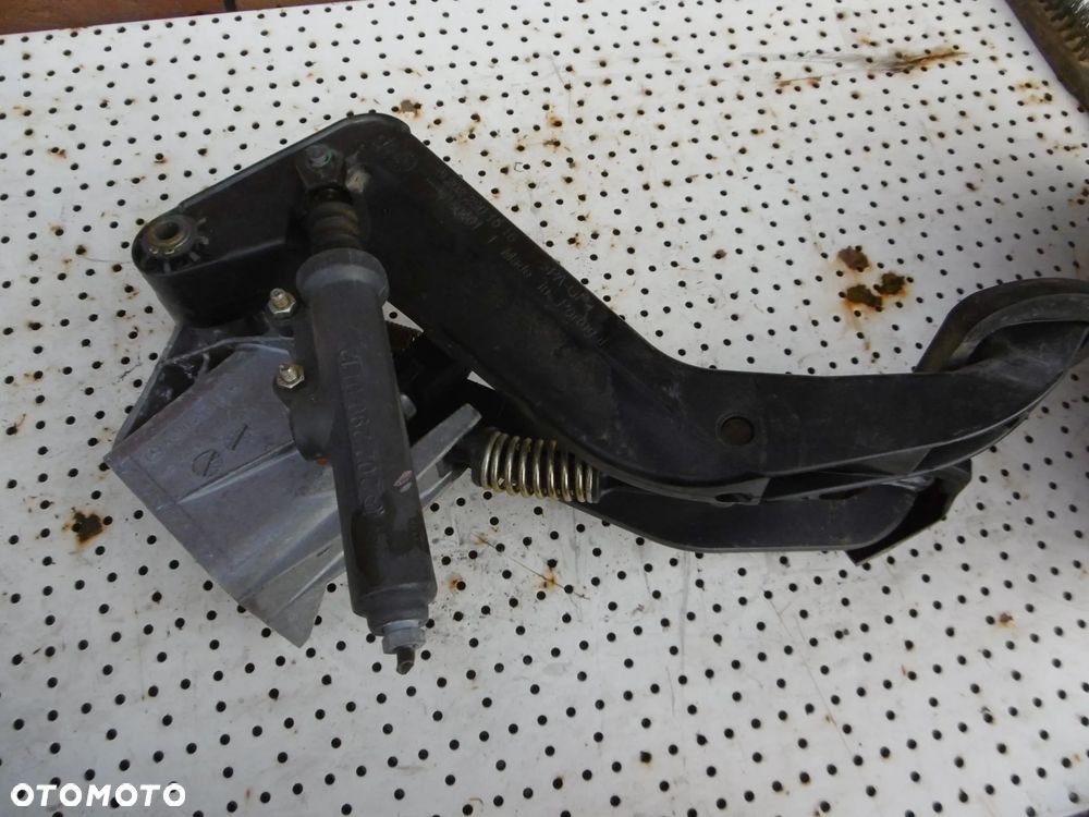 PEDAŁ SPRZĘGŁA WYSPRZĘGLIK MERCEDES W202 - 2