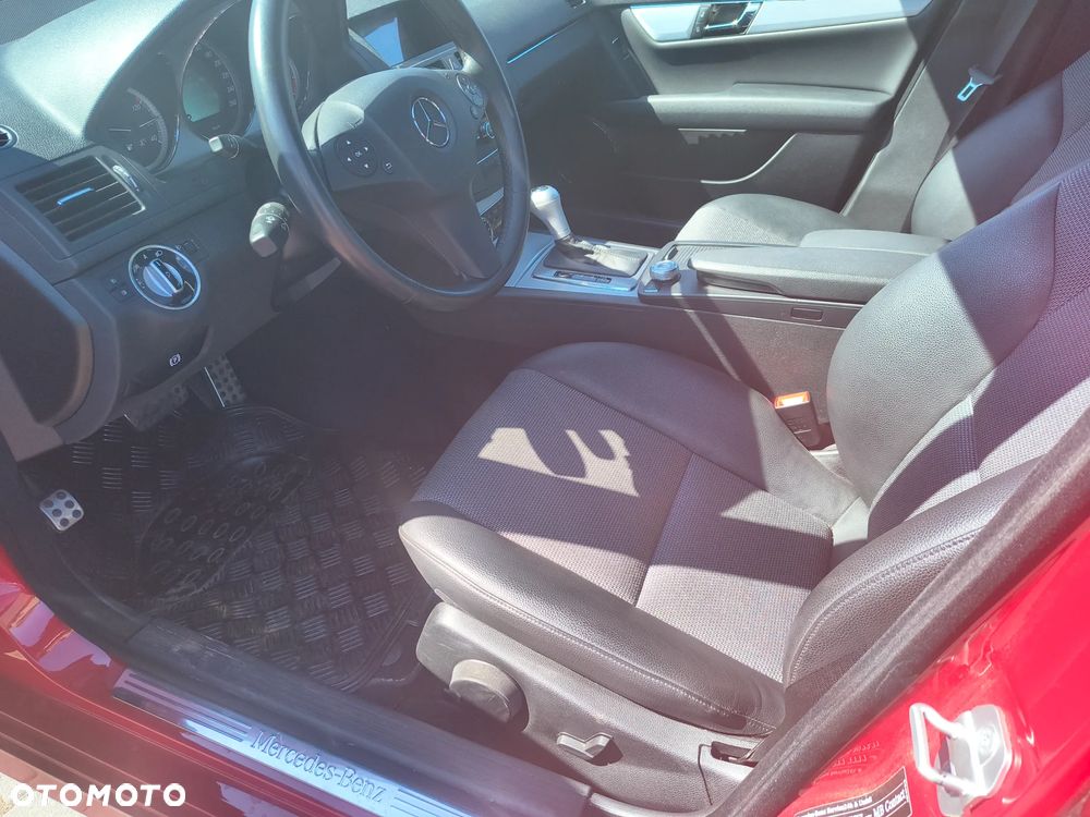 Mercedes-Benz Klasa C 250 CGI BlueEff Avantgarde - 26