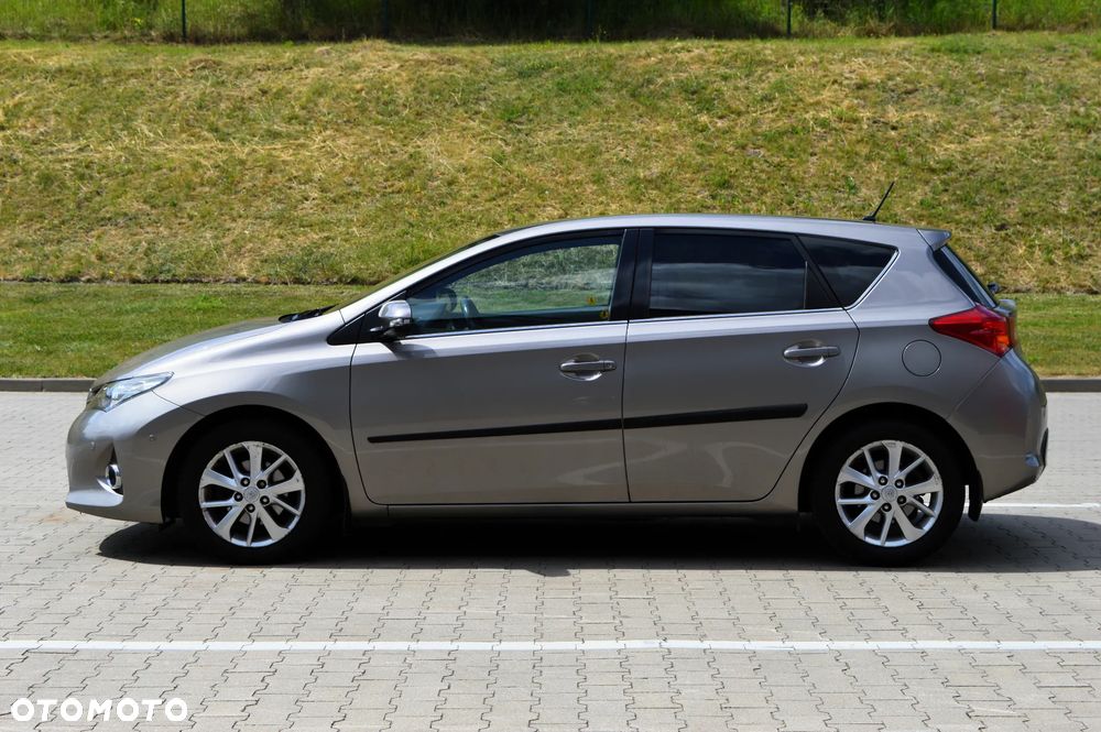 Toyota Auris 1.6 Premium + - 25
