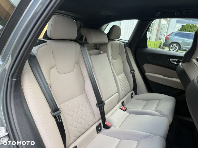 Volvo XC 60 B5 B AWD Plus Dark - 21