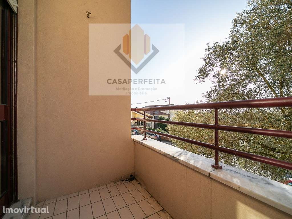 Apartamento T1 com Varanda e Lugar de Garagem - Canelas - Grande imagem: 4/18