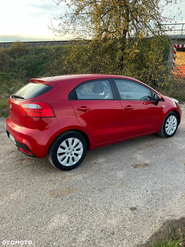 Kia Rio 1.2 L - 8