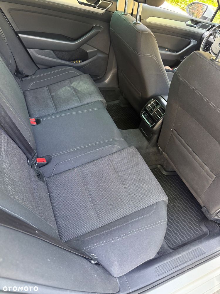 Volkswagen Passat - 12