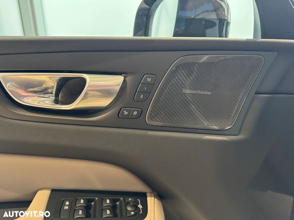 Volvo XC 60 B5 AT AWD MHEV Plus Dark - 17