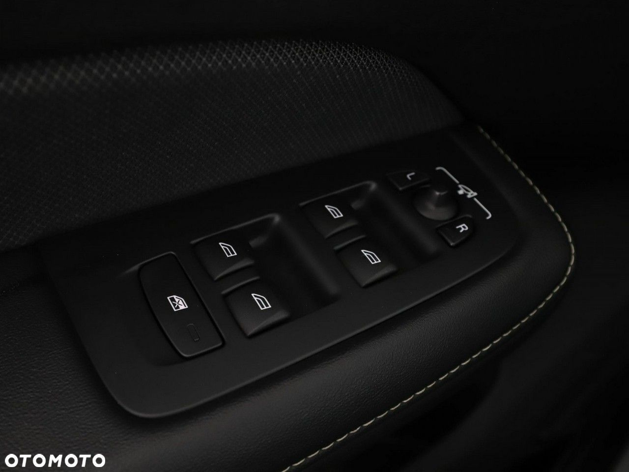 Volvo V60 T6 Plug-in Hybrid AWD Plus Dark - 35