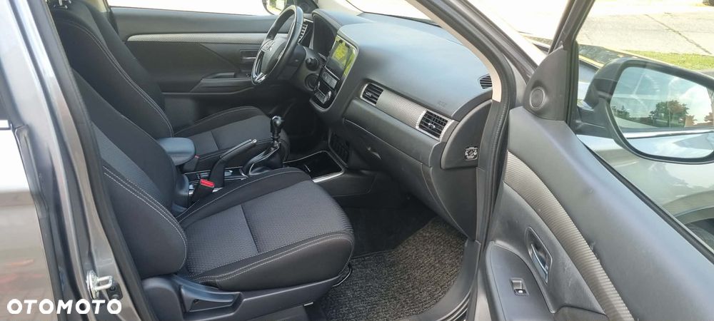 Mitsubishi Outlander - 12