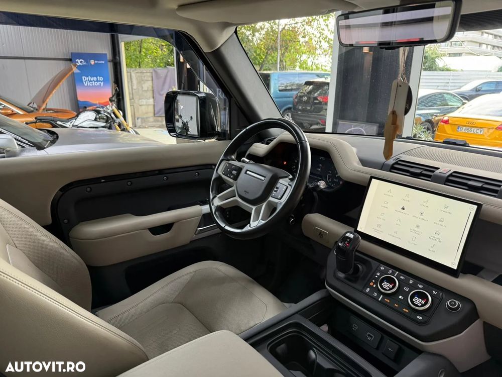 Land Rover Defender - 32