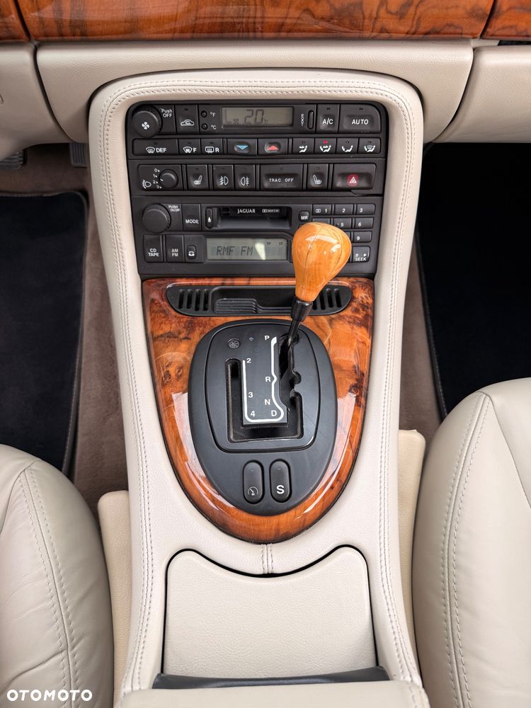 Jaguar XK8 - 29