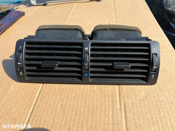 Kratka nawiewu środkowa czarna Bmw e39