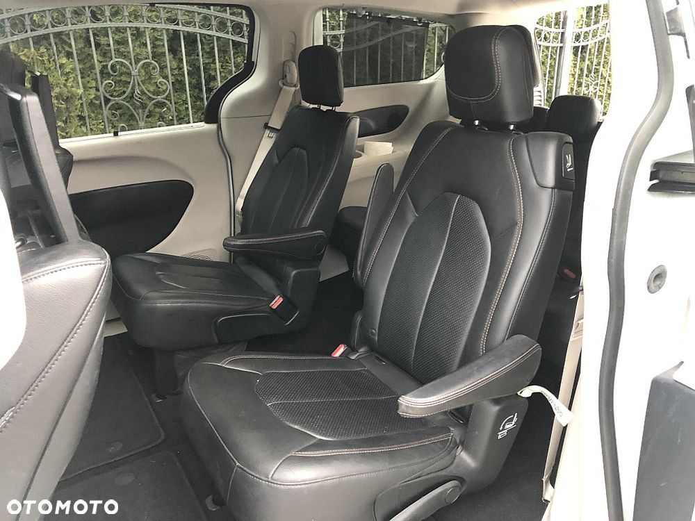 Chrysler Pacifica - 12