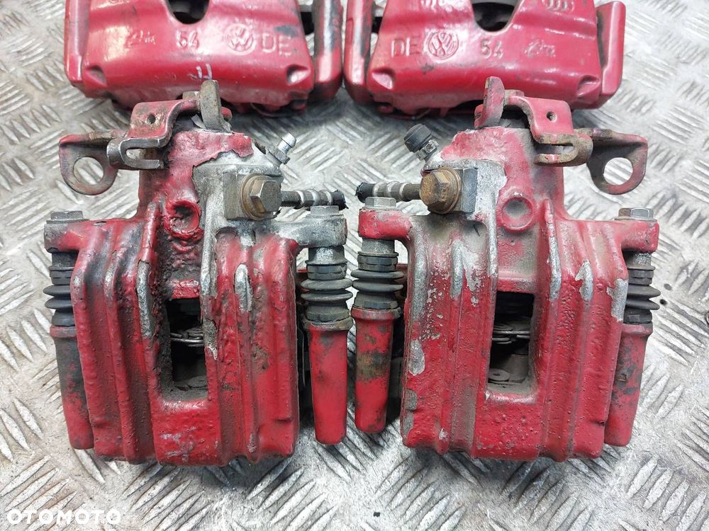 ZACISK HAMULCOWY LEWY TYŁ PRAWY TYŁ + LEWY PRZÓD PRAWY PRZÓD BORA I 2.3 V5 - 2