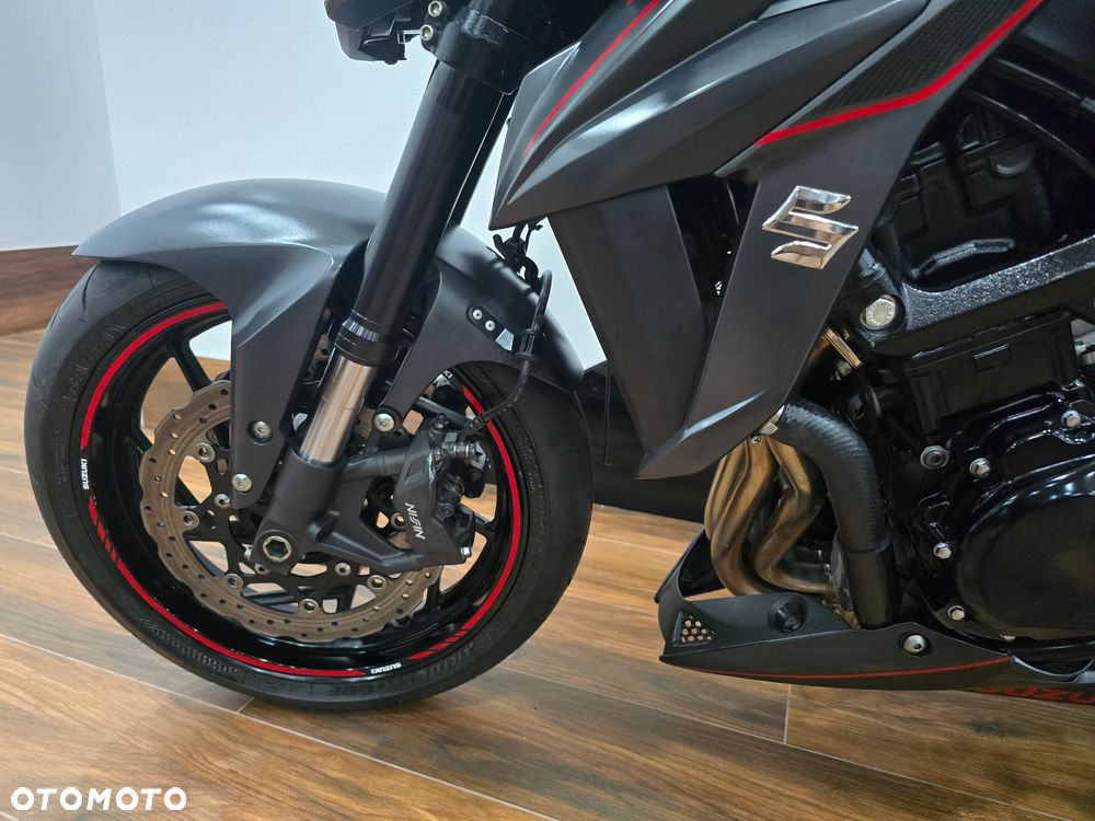 Suzuki GSX - 13