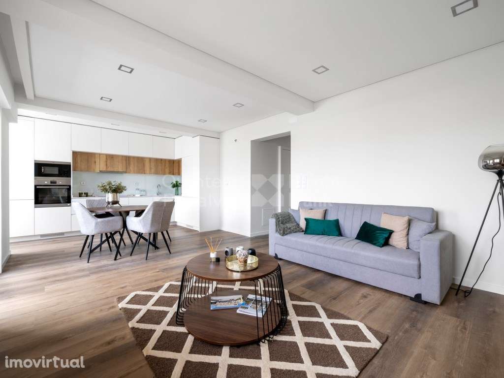 Apartamento T3 renovado, com varanda para venda em Benfica - Grande imagem: 2/25